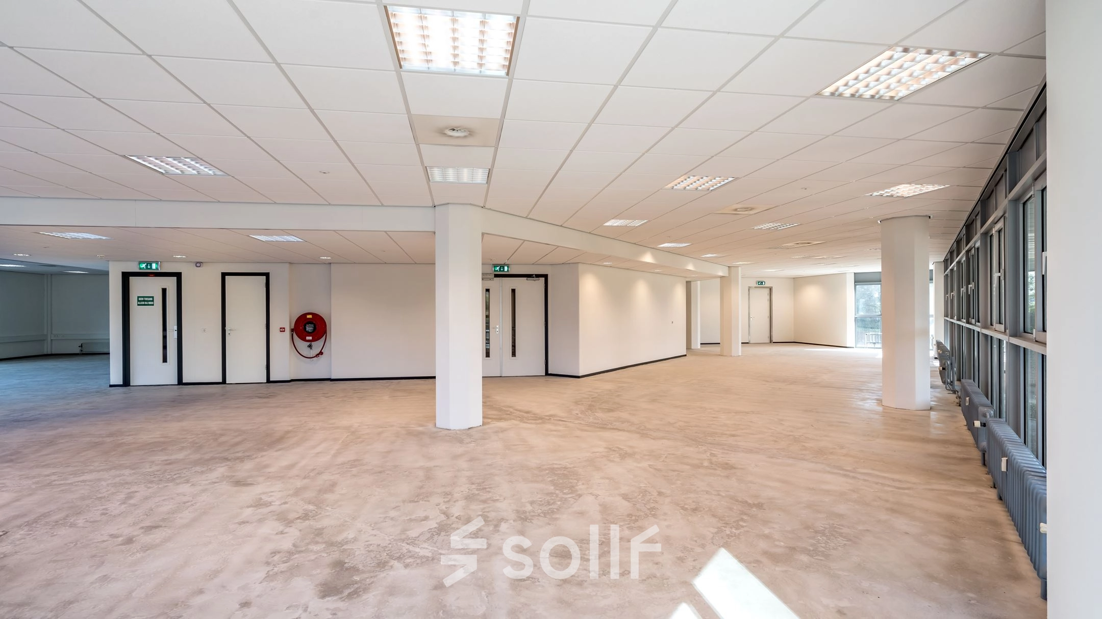 Spacious and unfurnished area at Overschieseweg 304-332, Schiedam. Ideal for office space rental with ample lighting and open layout, ready for customization to fit business needs.