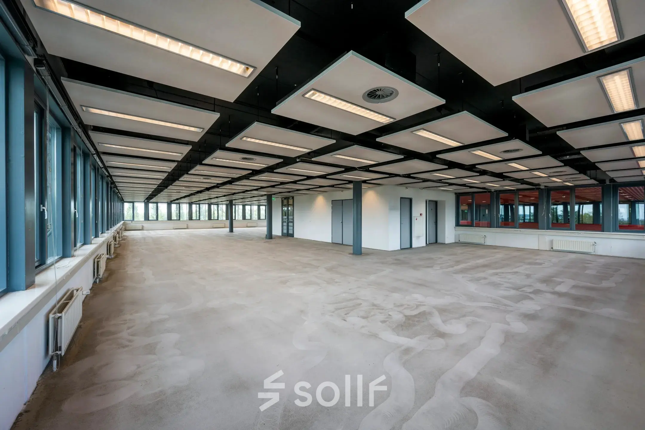 Spacious, unfurnished office space available for rent at Folkstoneweg 2-56, Schiphol Airport, featuring ample natural light and modern lighting fixtures.