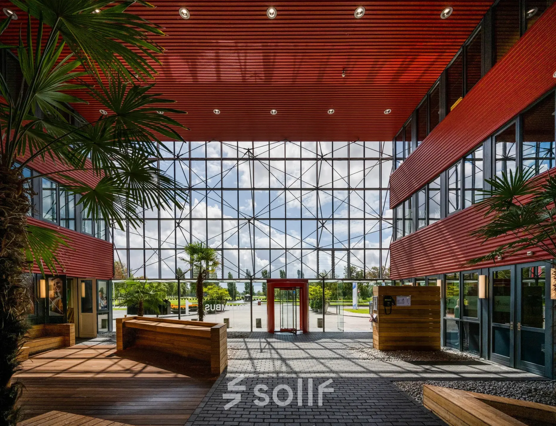 Spacious entrance with large glass windows at Folkstoneweg 2-56, ideal for rent office space within Schiphol Airport.