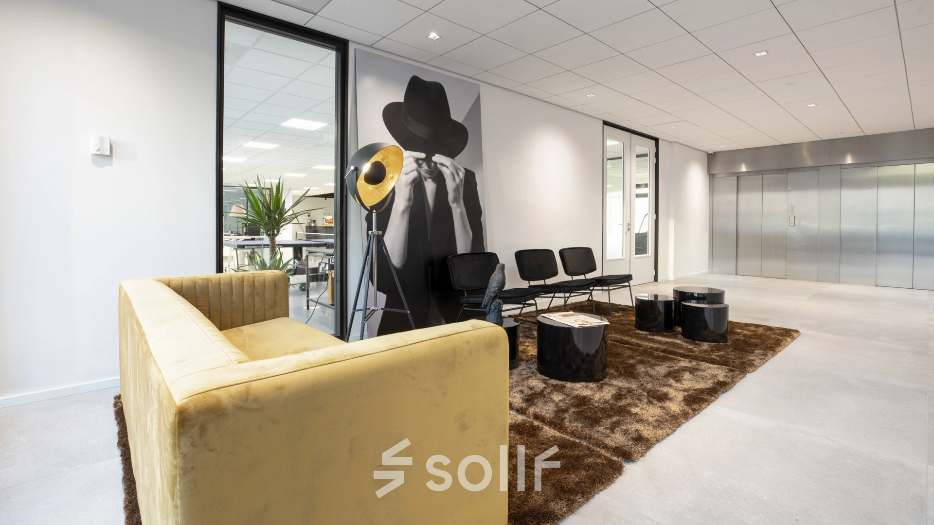 Modern office lounge space at Tupolevlaan 81-99, Schiphol Rijk, featuring stylish seating and contemporary decor. Ideal for office space rental.