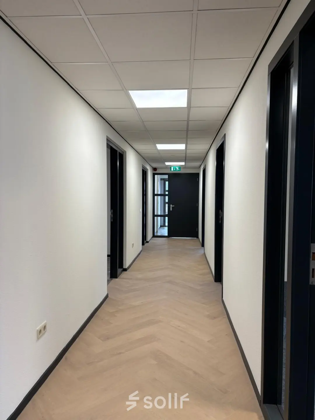 Neutral office hallway at Fischerpad 106 in Sittard, ideal for office space rental opportunities.