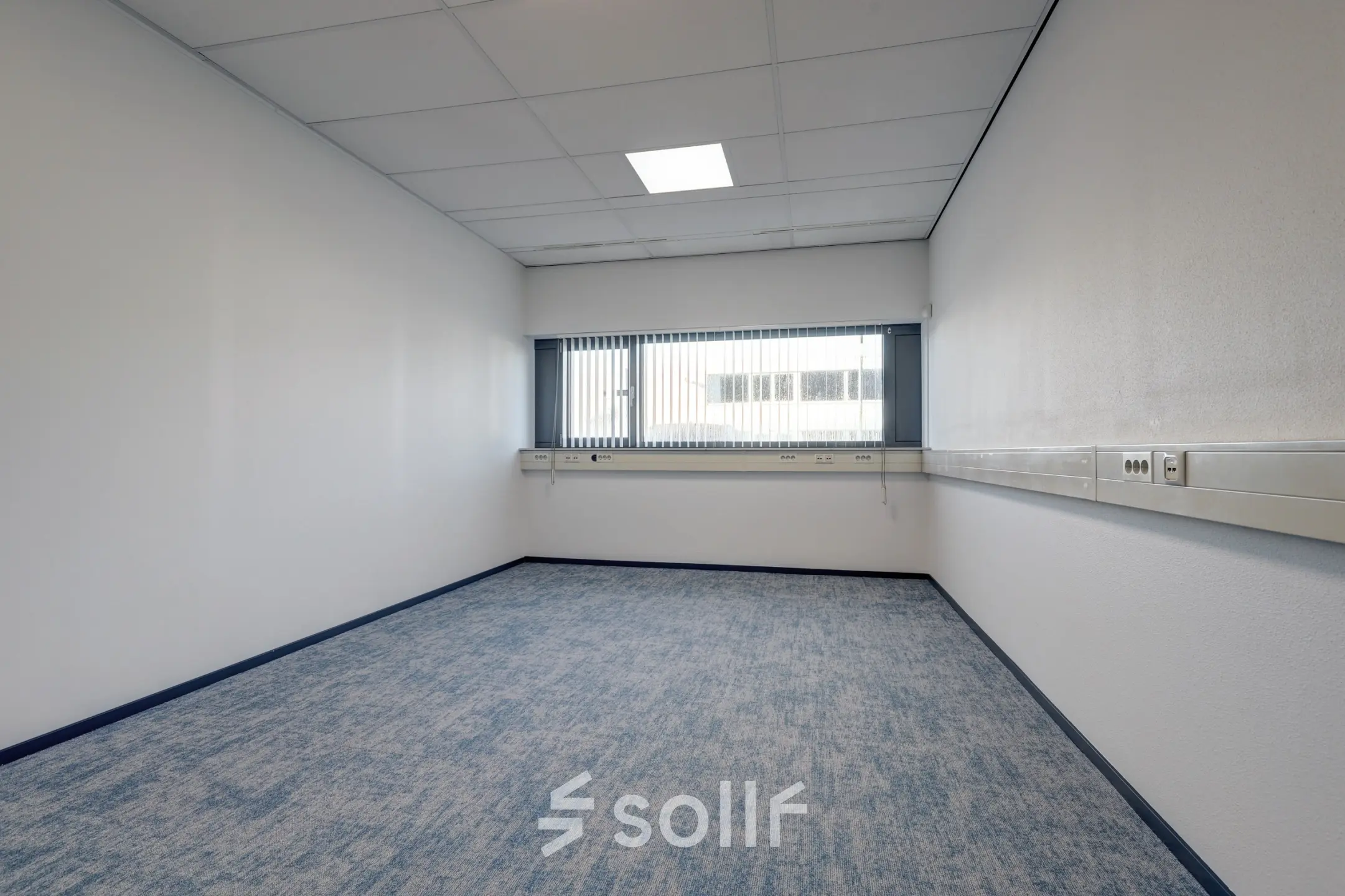Unfurnished office space available for rent at Fischerpad 106, Sittard, featuring a spacious window and modern flooring. Ideal for setting up a personalized workspace.