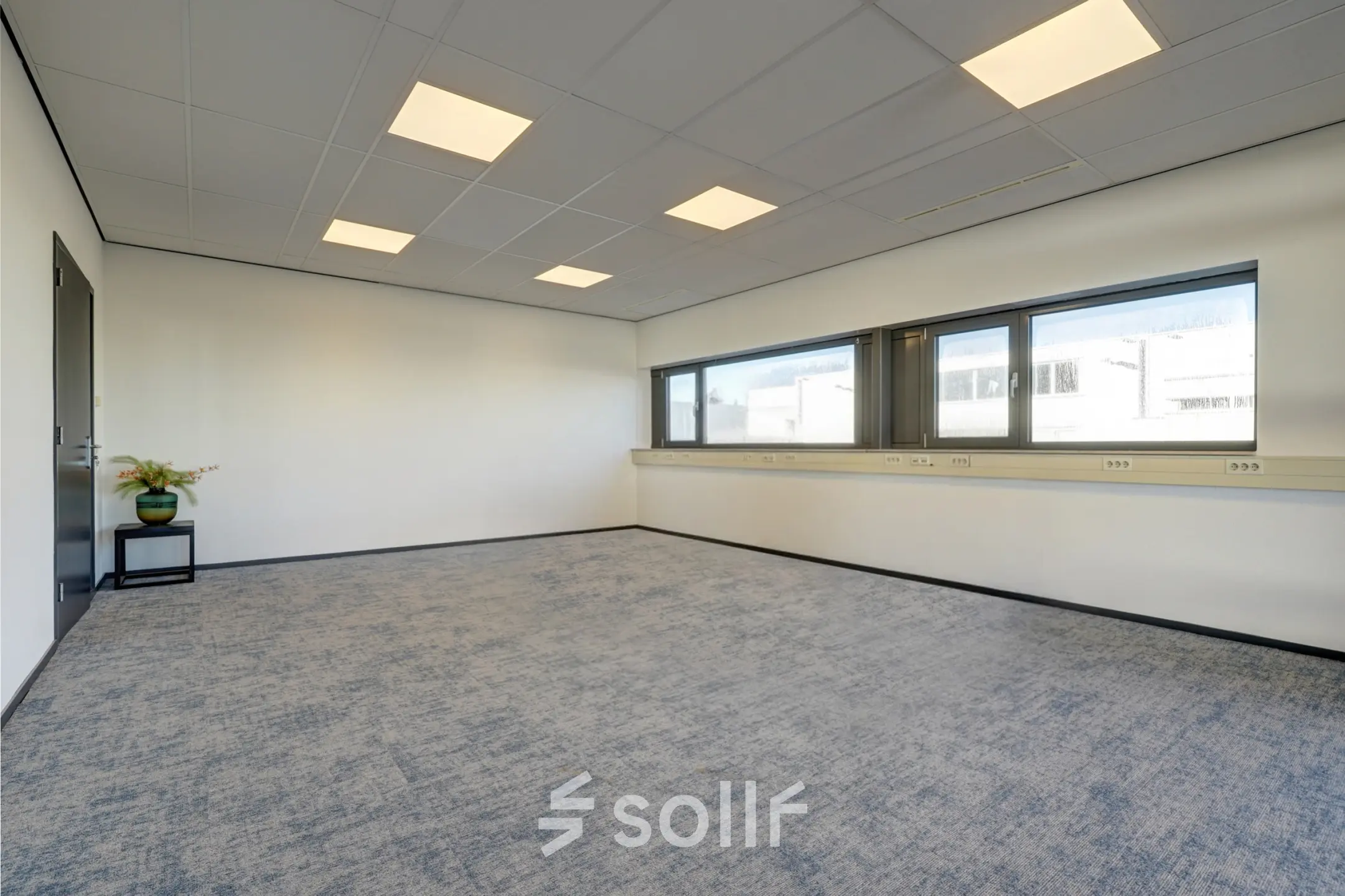 Bright office space at Fischerpad 106 in Sittard, ideal for rent, featuring large windows and modern lighting.