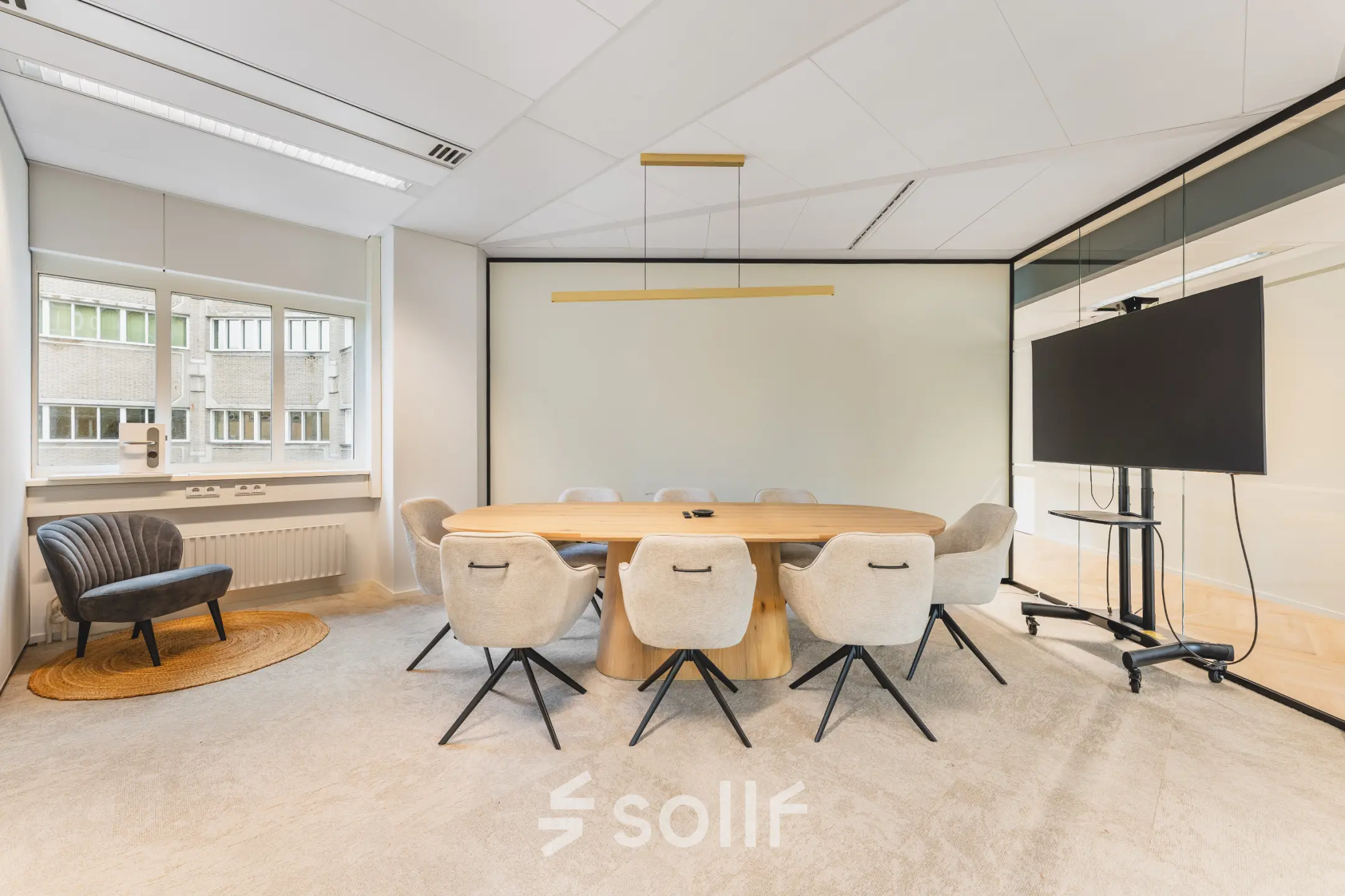 Bright conference room with a large oval table and modern chairs at Leidseveer 2-10. Ideal office space rental located in the heart of Utrecht Central Station.