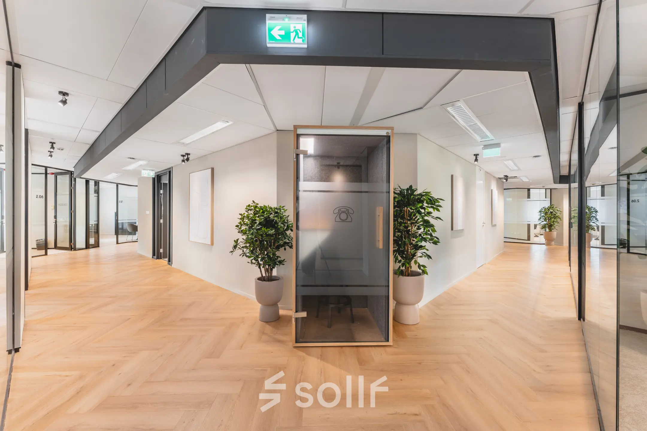 Bright office space at Leidseveer 2-10 with modern furnishings in Utrecht Central Station, available for office space rental.