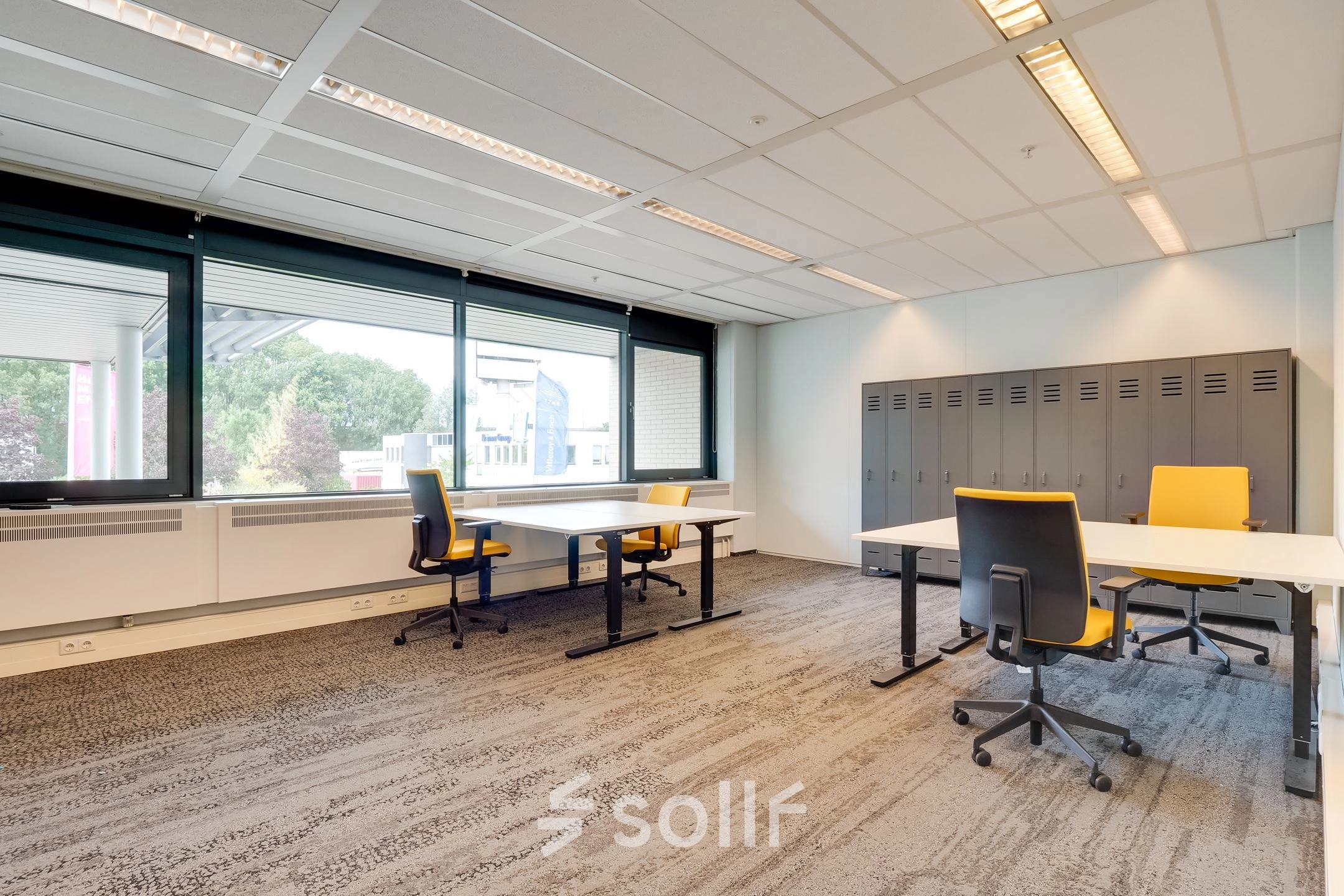 Modern office space to rent at Computerweg 22, Utrecht Lage Weide, featuring bright workstations with chairs, desks, and lockers, ideal for office space rental.