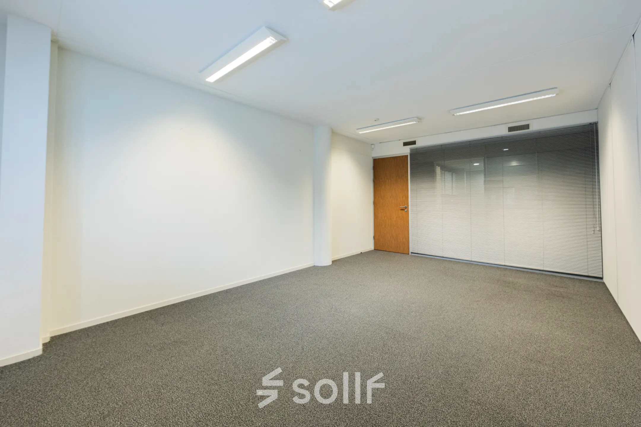 Unfurnished office space at Middenburcht 136, Utrecht Leidsche Rijn, available for rent. Spacious area with carpeted flooring and ample lighting.