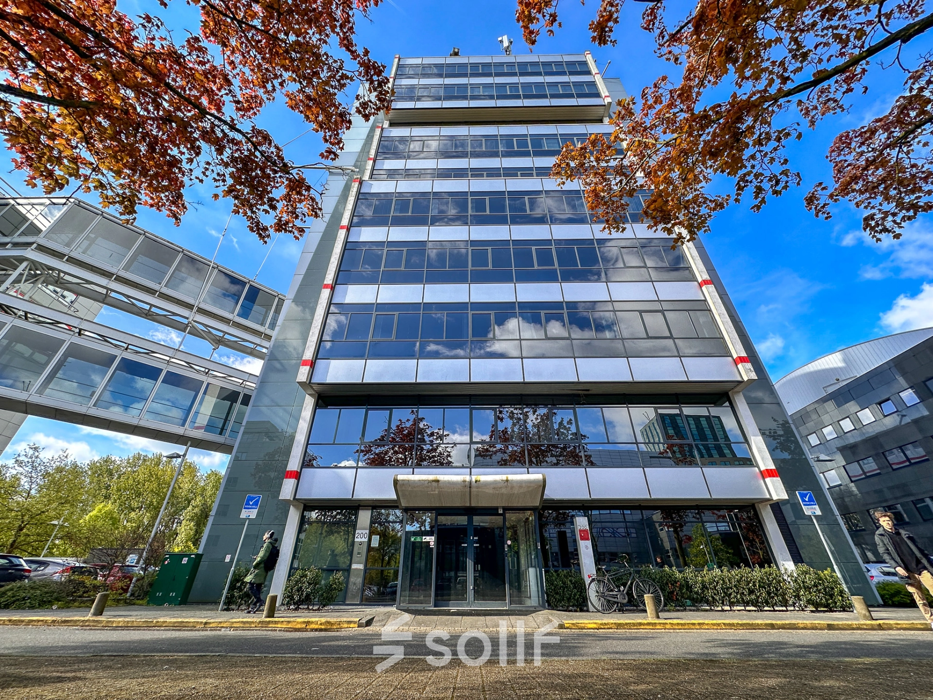 Exterior view of a modern office building located at Daltonlaan 200 in Utrecht Rijnsweerd, showcasing clean architectural lines and glass paneling, an ideal setting for office space rental.