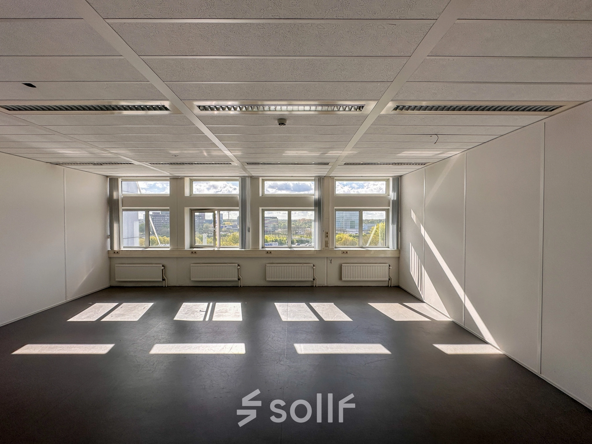 Sunlit office space at Daltonlaan 200, Utrecht Rijnsweerd, featuring large windows allowing natural light.