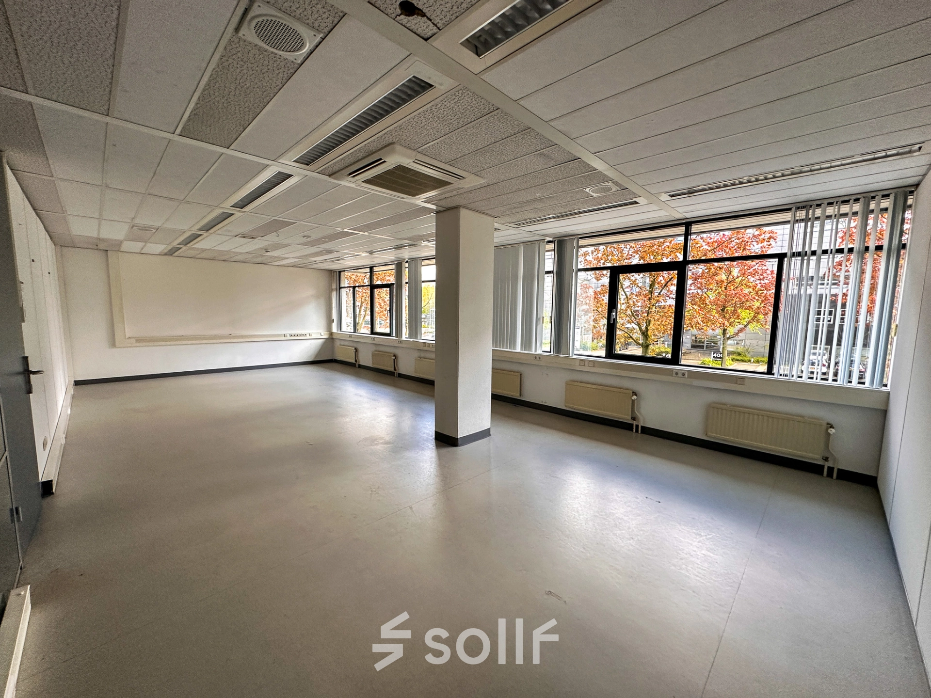 Bright empty office space with large windows and window blinds at Daltonlaan 200, Utrecht Rijnsweerd, ideal for office space rental.