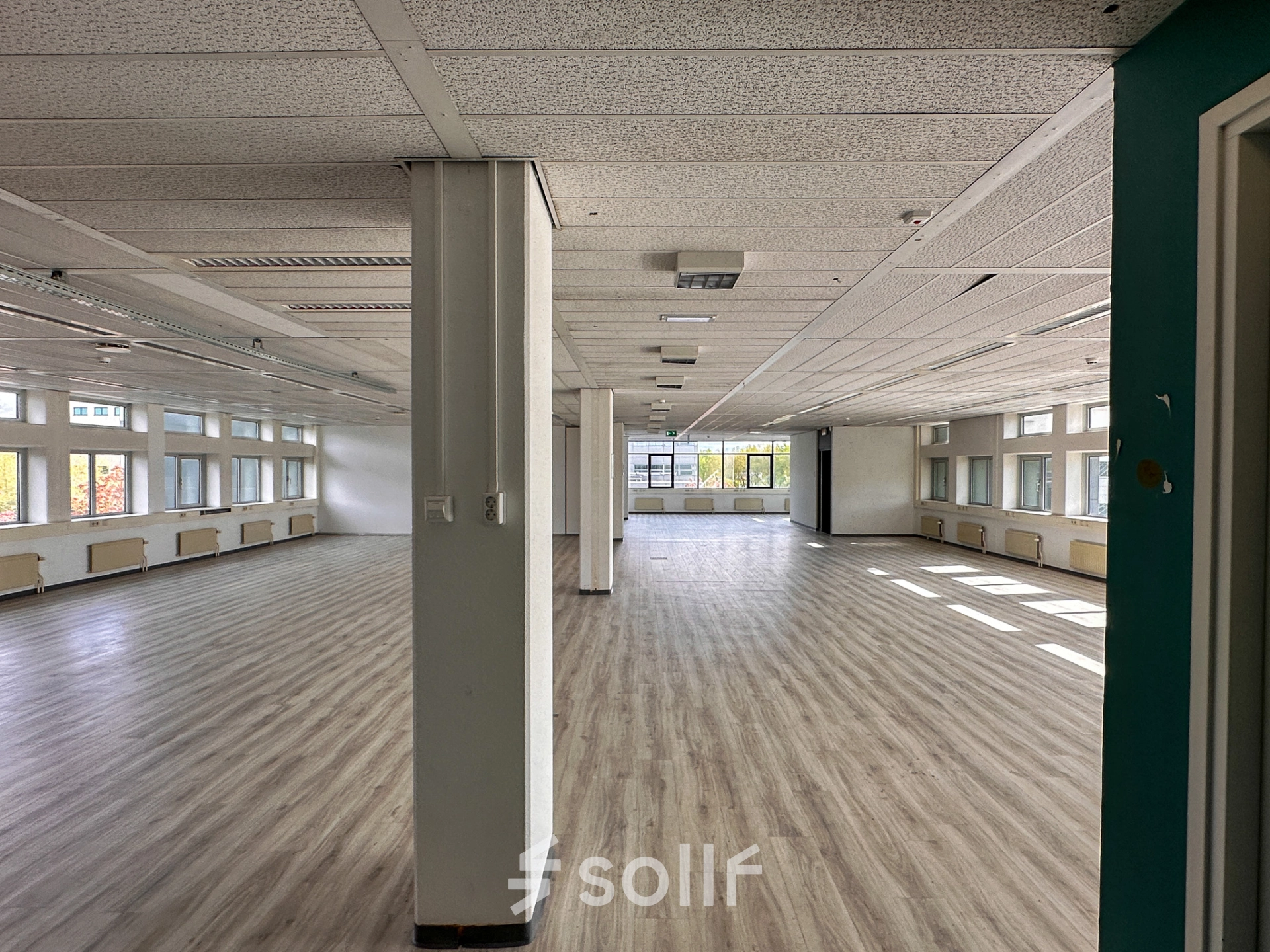 Spacious interior office space for rent at Daltonlaan 200, Utrecht Rijnsweerd, featuring large windows and ample natural light. Ideal for office space rental with a versatile open floor plan.