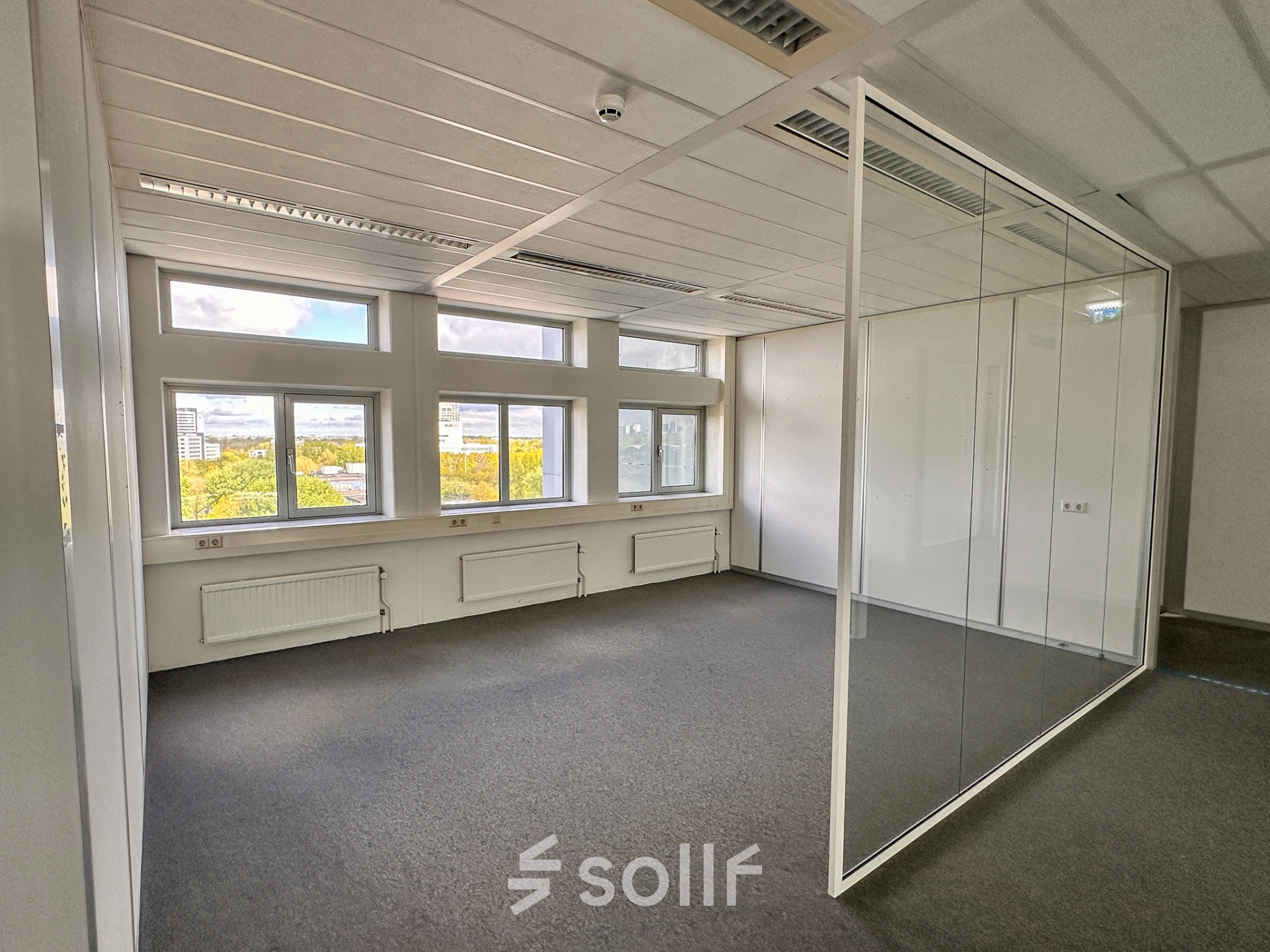 Bright and spacious office at Daltonlaan 200 in Utrecht Rijnsweerd, featuring large windows and a glass partition. Ideal for rent office space with natural light.