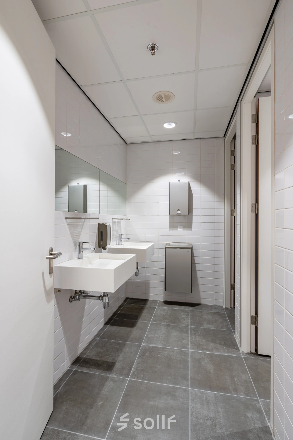 Modern and clean restroom area in the office space for rent at Newtonlaan 201, Utrecht Rijnsweerd.