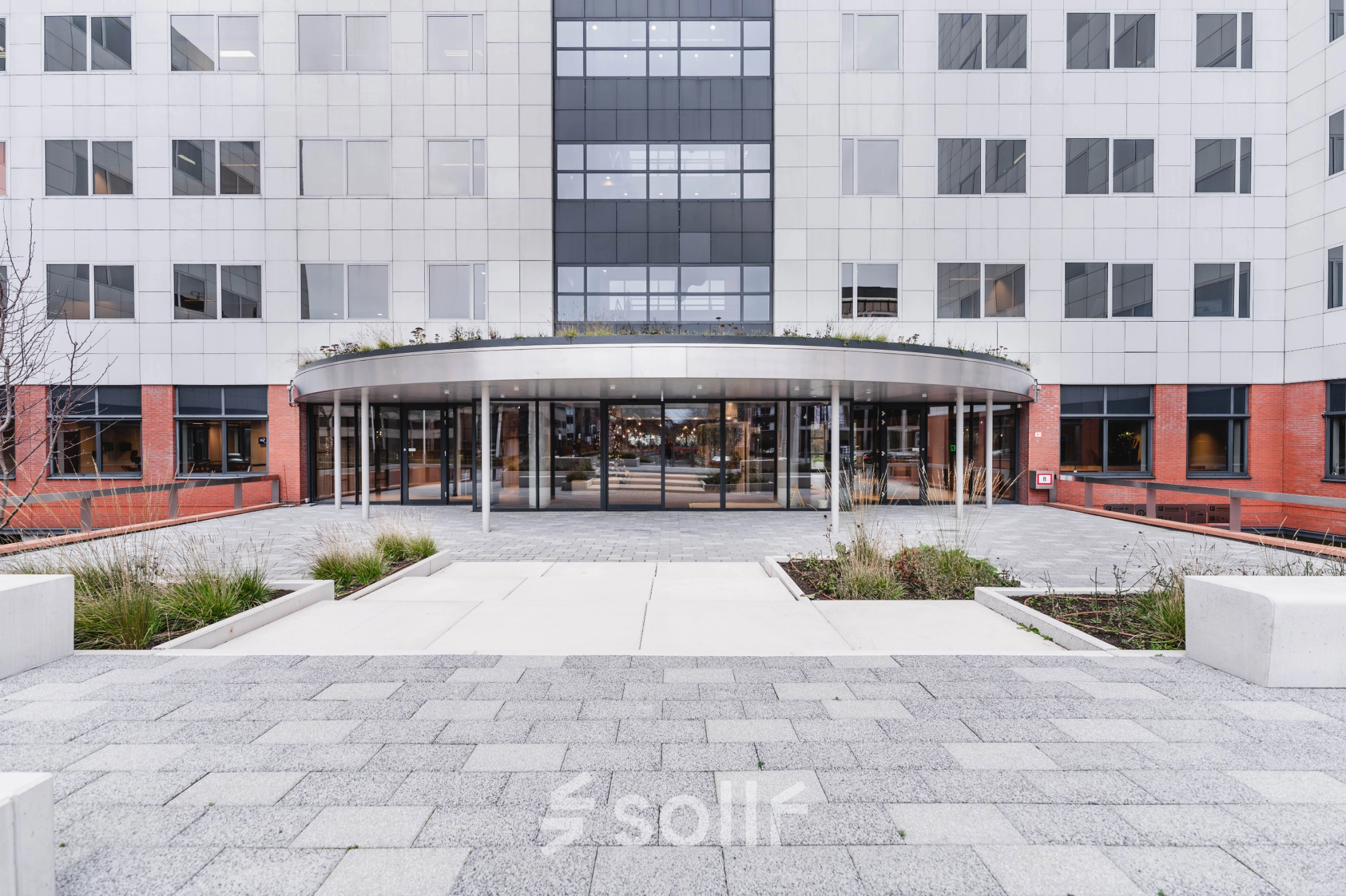 Modern office building entrance at Varrolaan 100-126, Utrecht Rijnsweerd, ideal for office space rental.