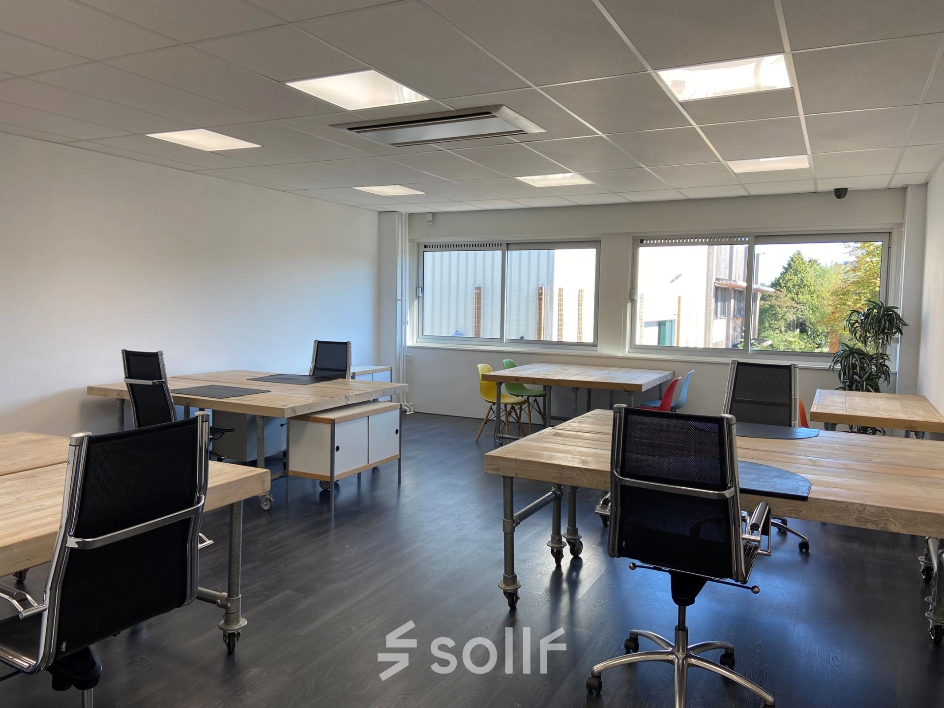 Bright office space at Zonnebaan 54 in Utrecht West, featuring multiple desks and chairs, perfect for rent office space needs.