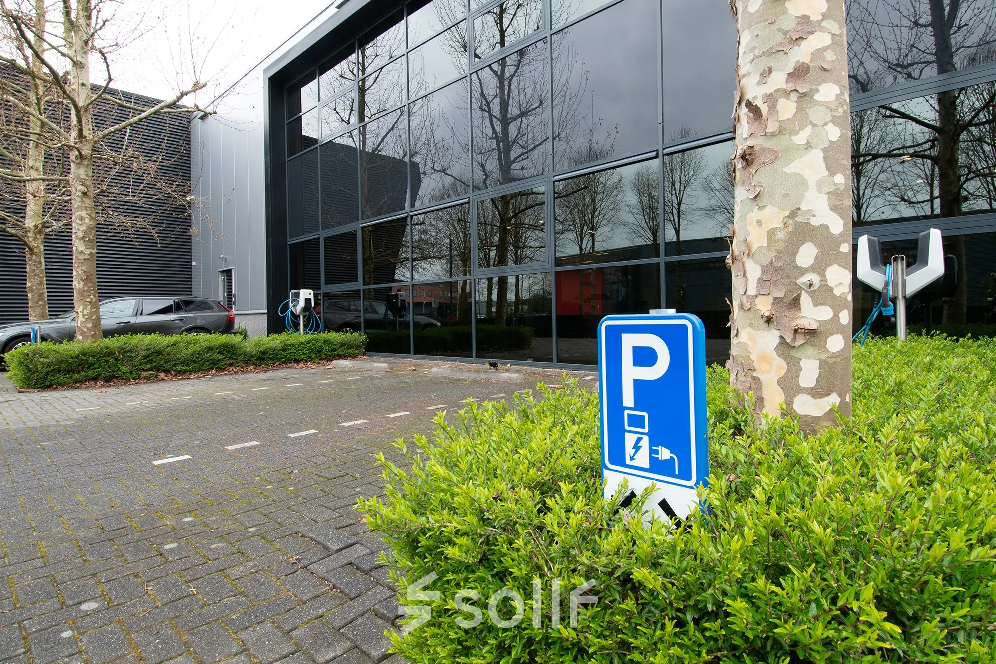 Exterior view of office space for rent at Gildestraat 13, Velp, with nearby parking facilities.