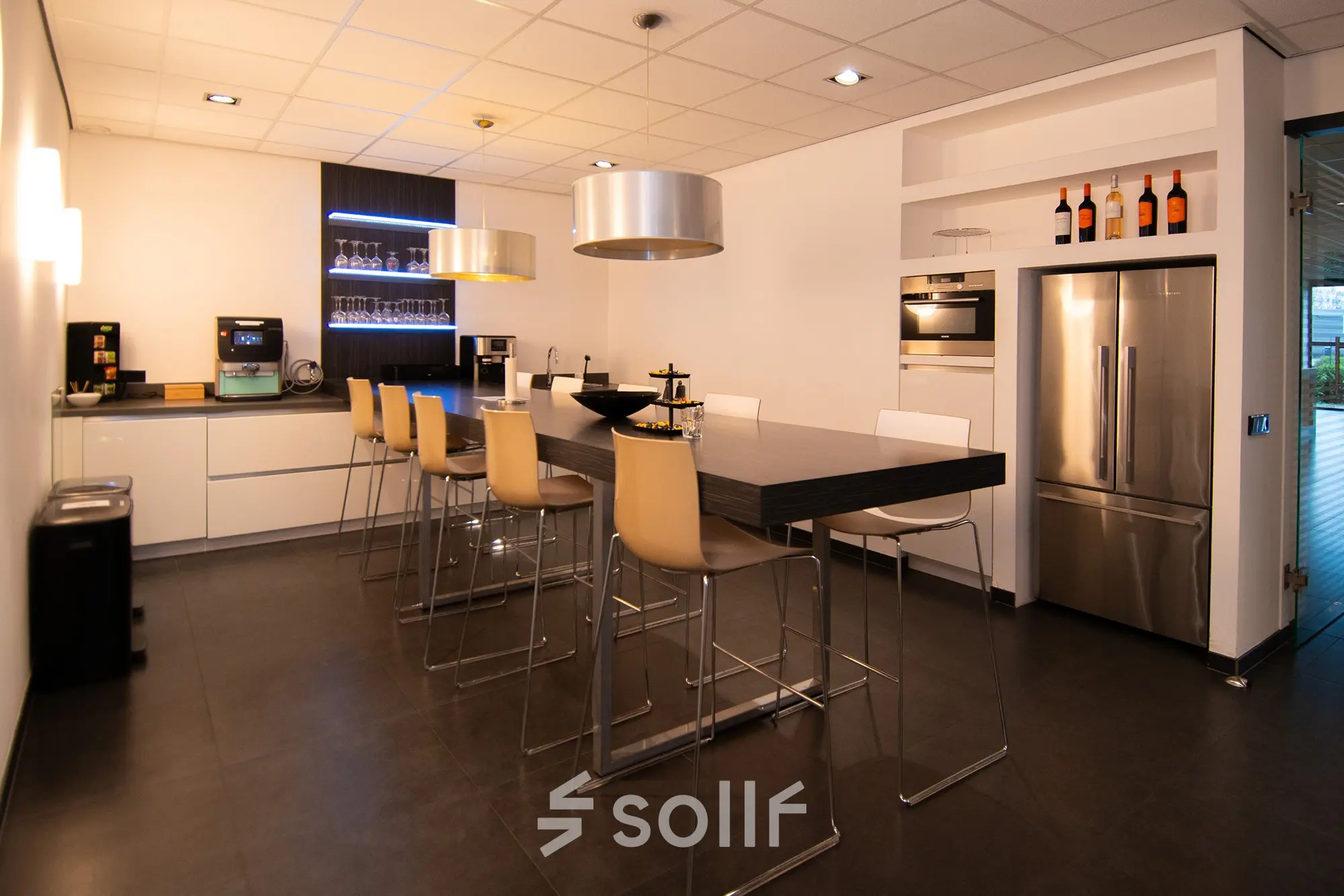 Modern furnished office space at Gildestraat 13, Velp, featuring a sleek kitchen and seating area, perfect for business gatherings.