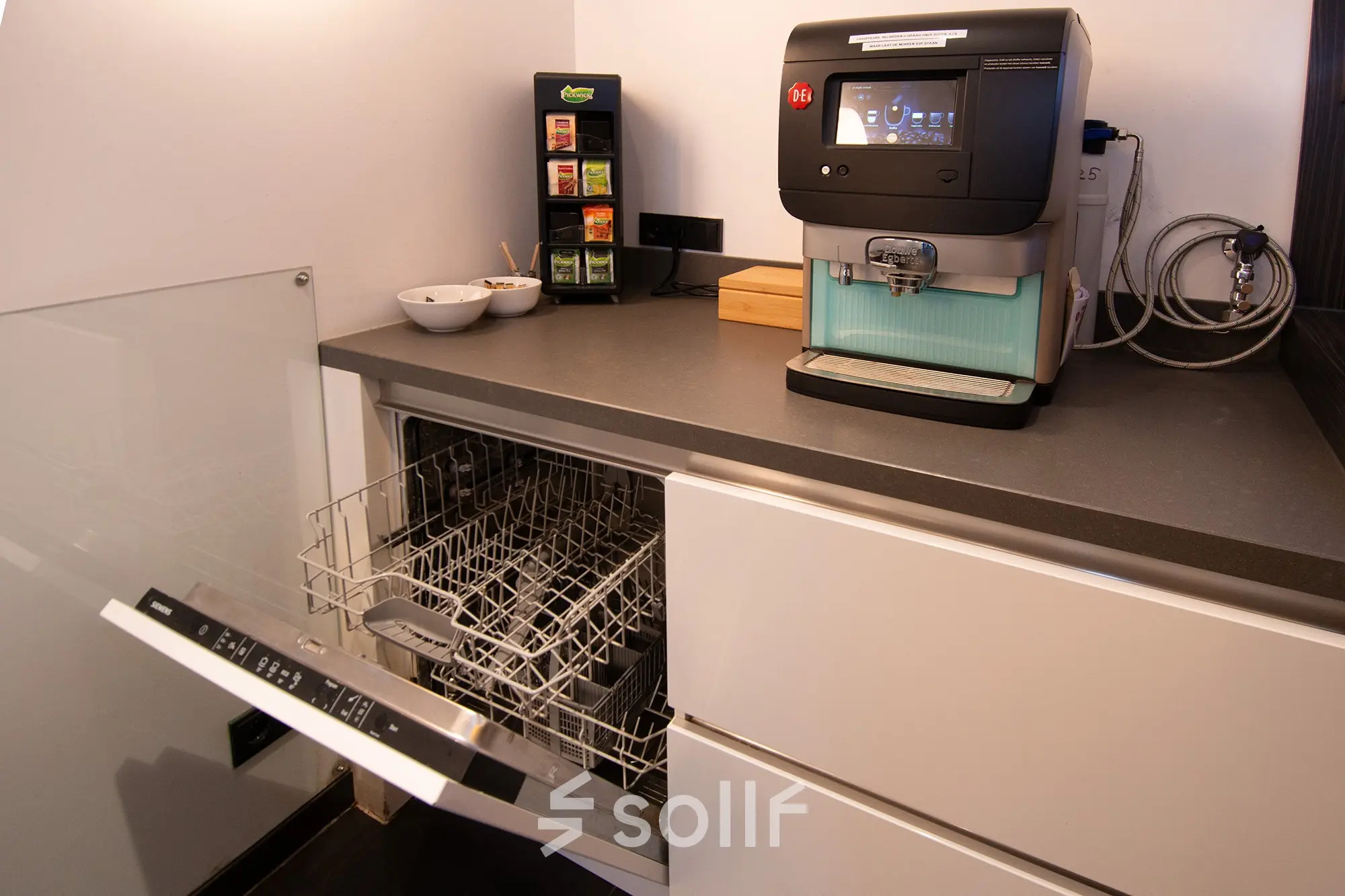 Office space rental kitchen area with a dishwasher and coffee machine at Gildestraat 13, Velp.