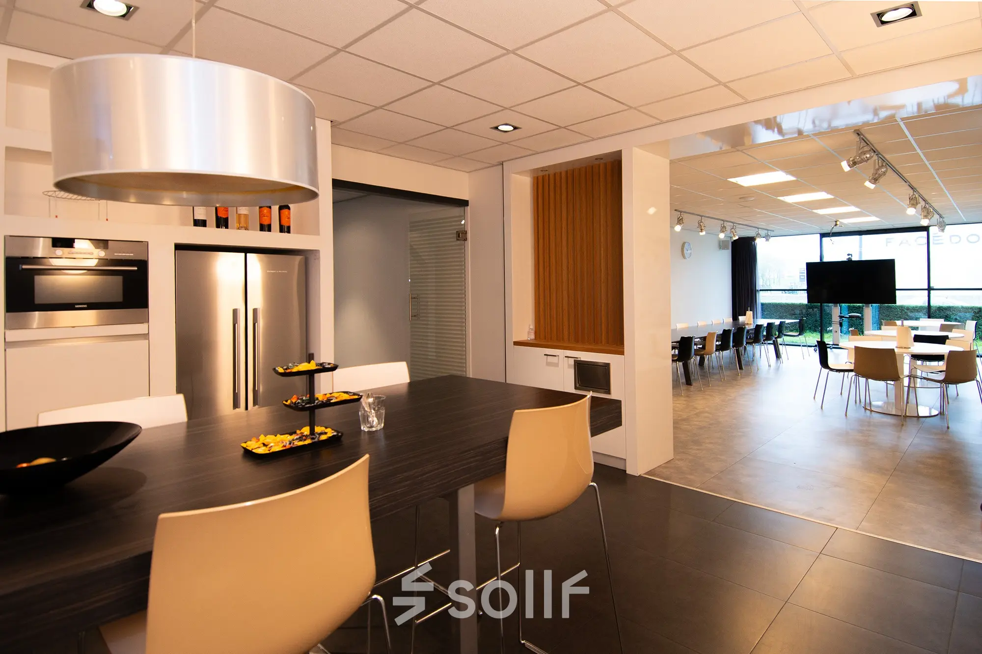 Modern furnished office space at Gildestraat 13, Velp with sleek kitchen area and spacious meeting room, available for rent.