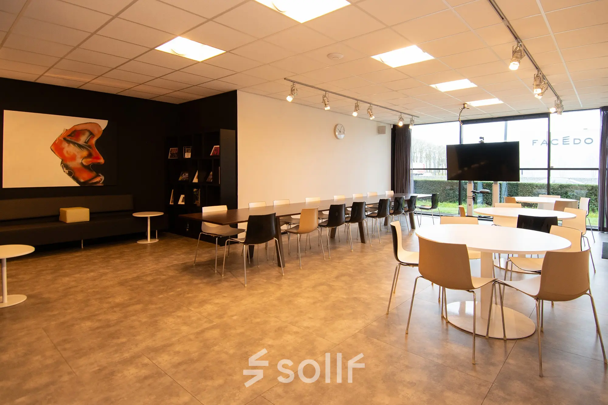 Bright office space available for rent on Gildestraat 13, Velp, featuring modern seating and a large window, ideal for workspaces.