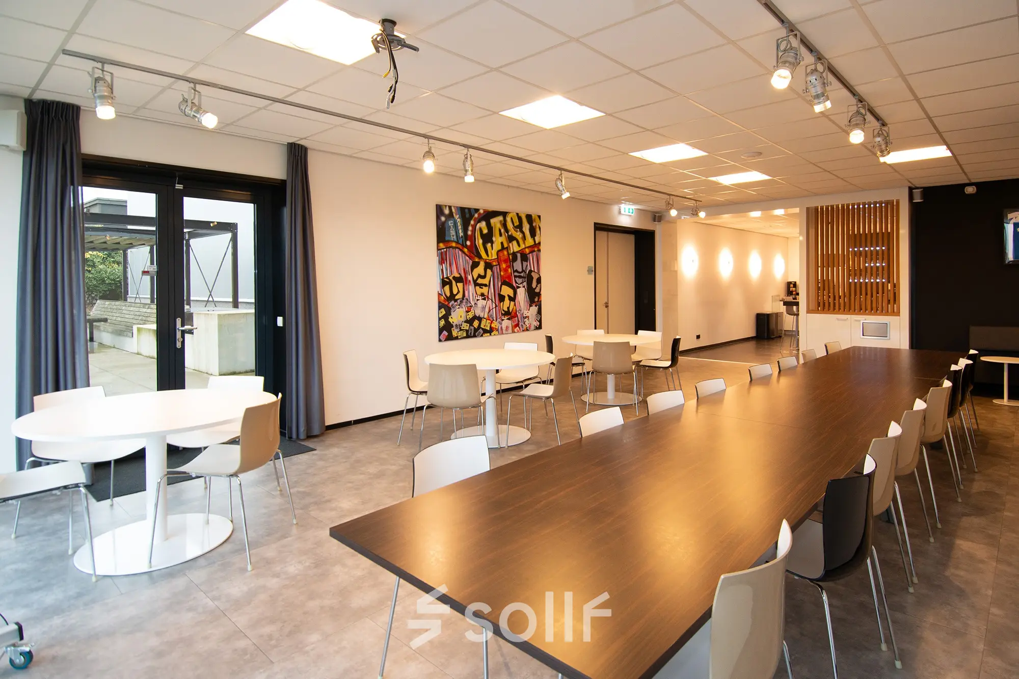 Furnished office space at Gildestraat 13, Velp, featuring modern tables and seating, ideal for office space rental opportunities.