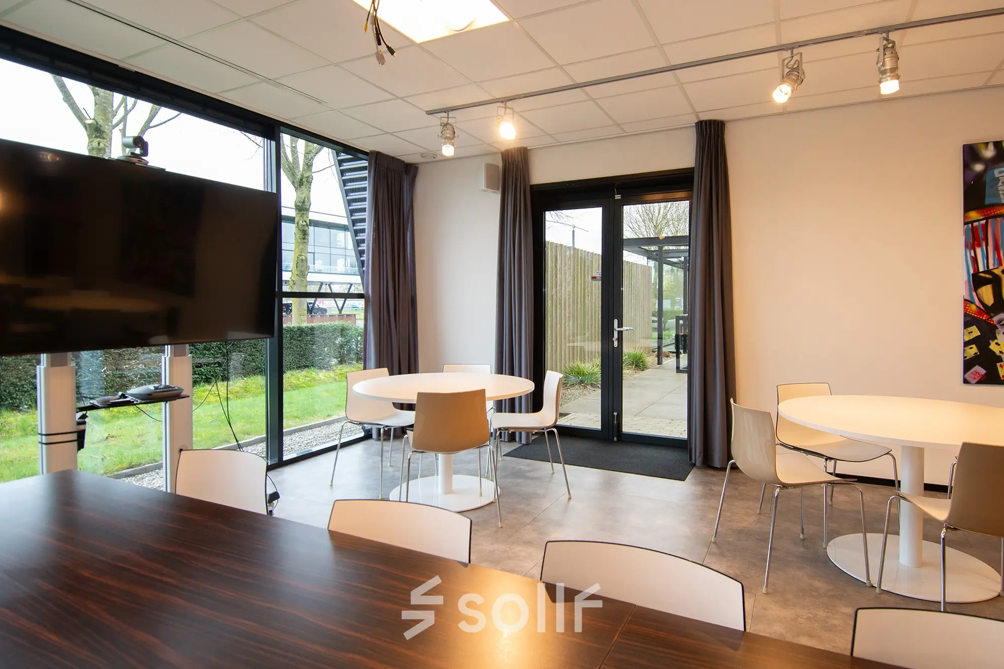 Spacious office space rental at Gildestraat 13, Velp with modern furnishings, large windows, and a welcoming atmosphere. Ideal for meetings and collaboration.