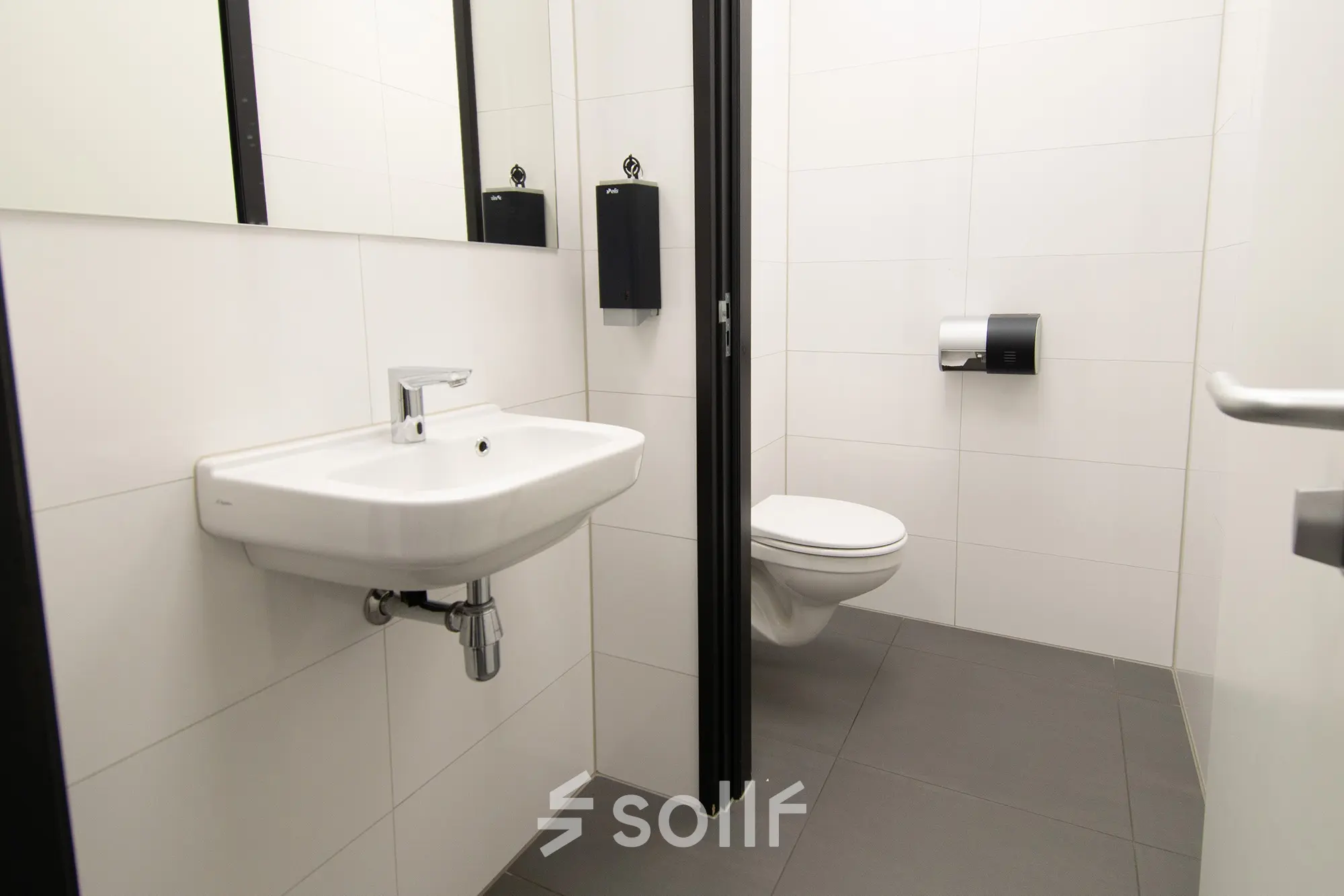 Modern restroom with sleek fixtures at Gildestraat 13, ideal for complementing office space rental.