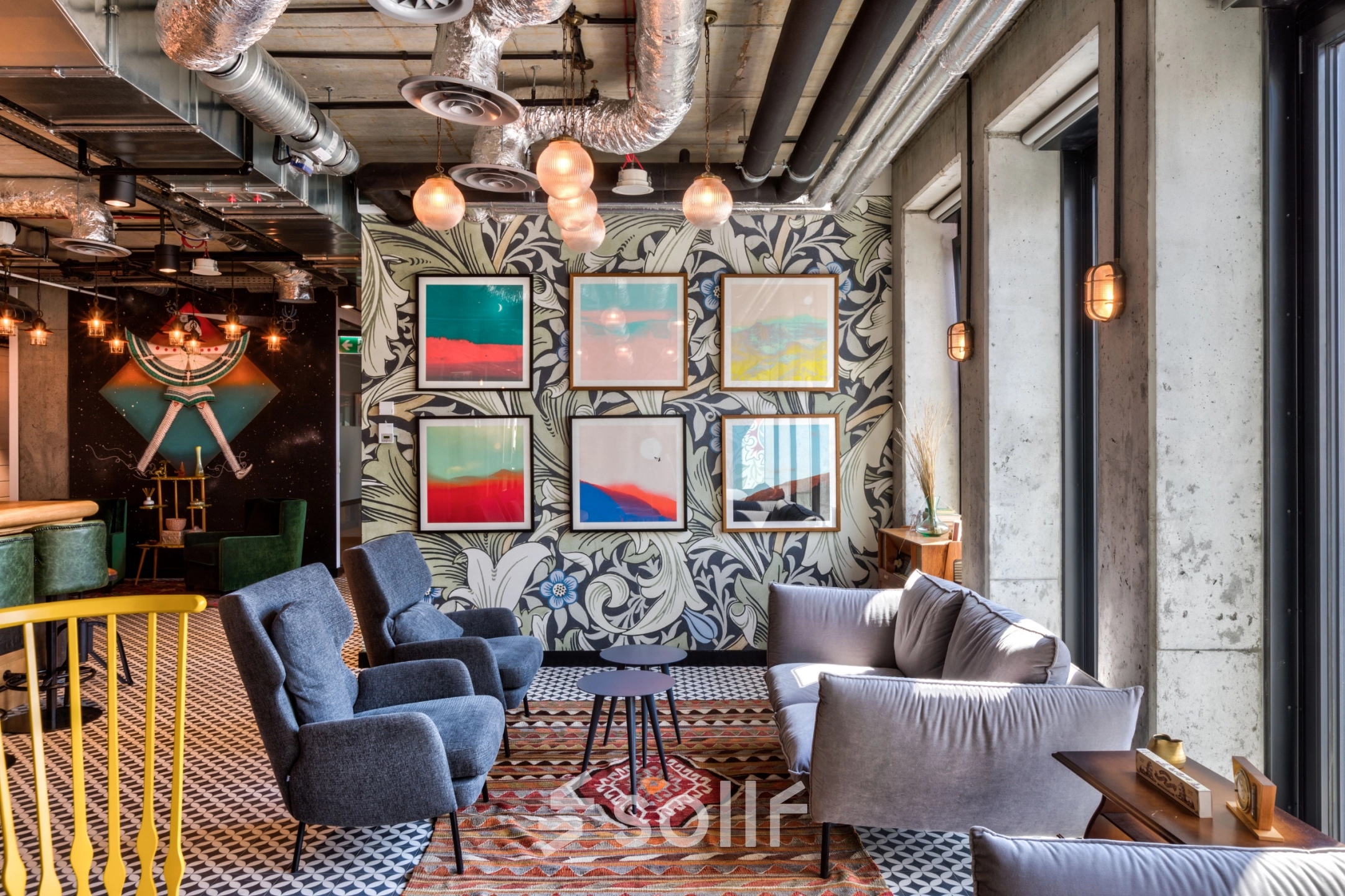 Furnished office lounge with modern decor at Koszykowa 61, Warsaw Śródmieście, perfect for rent office space and gatherings.