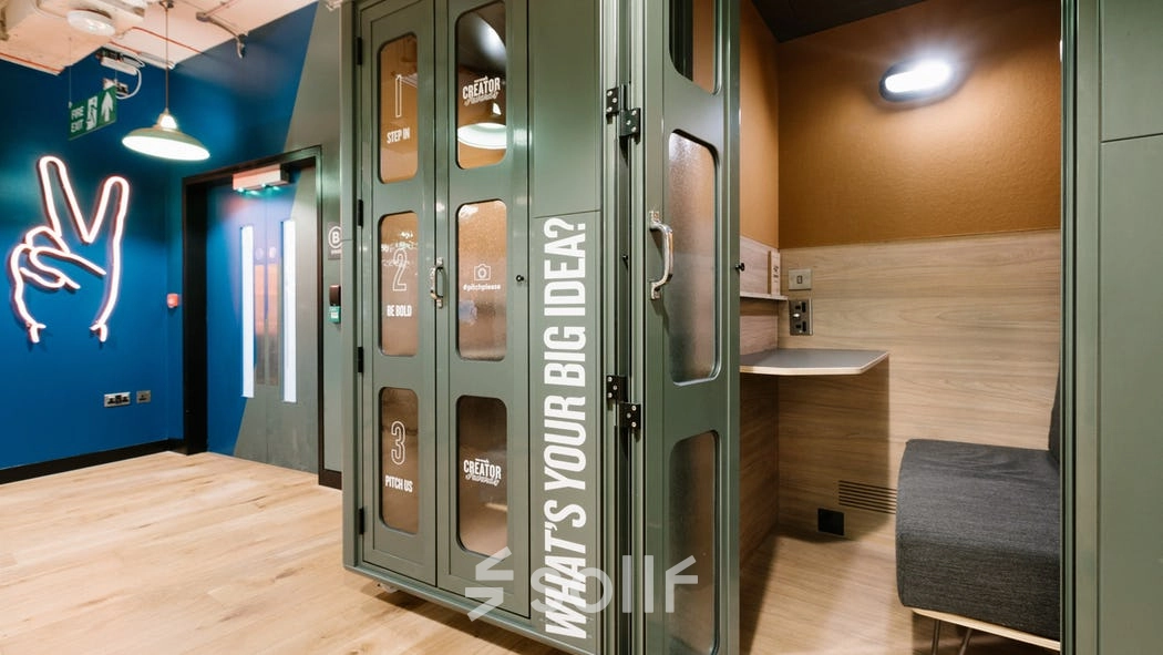 Inviting office space rental at Grzybowska 60 in Warsaw Wola, featuring a stylish booth area with vibrant decor, perfect for creative work sessions. Ideal office to rent with modern furnishings.