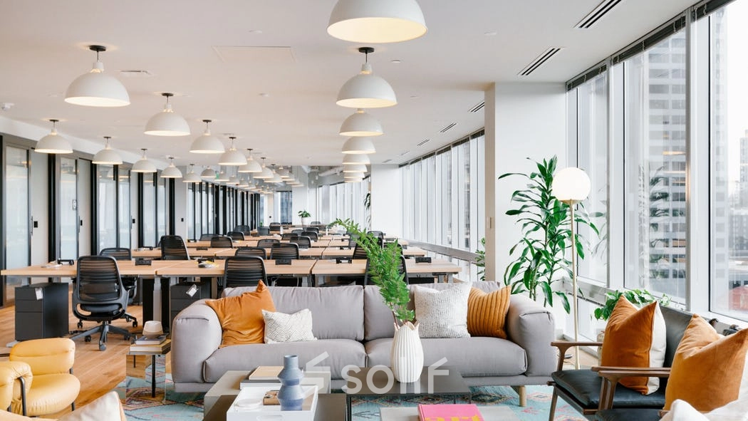 Modern, furnished office space in Warsaw Wola with rows of desks, ergonomic chairs, and a cozy seating area, available for rent at Rondo Daszyńskiego 2.