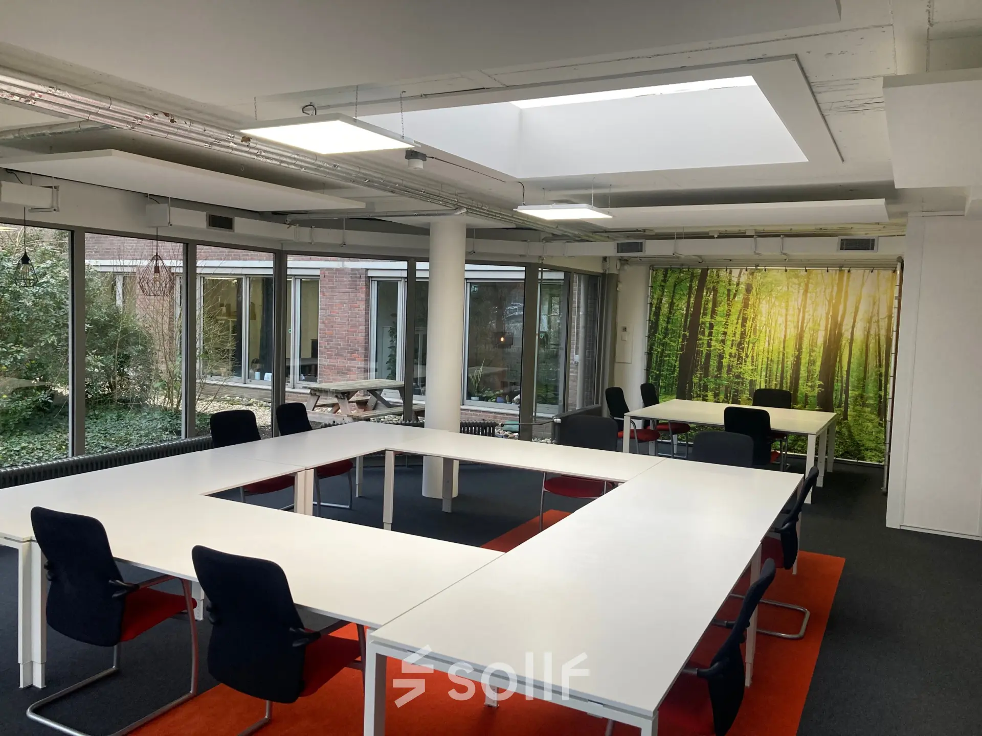 Modern office space at Houttuinlaan 4, Woerden with natural light and flexible seating, perfect for office space rental.