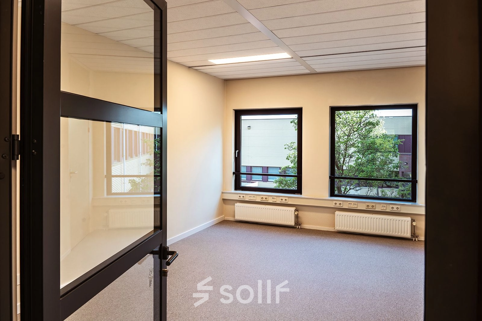 Bright office space for rent at Mercurion 24, Zevenaar, featuring large windows and ample natural light.