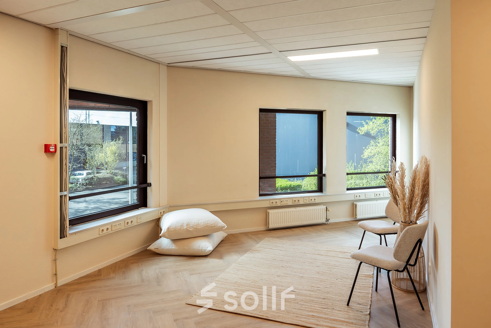 Inviting office space with natural light from large windows at Mercurion 24, Zevenaar. Ideal for rent office space, features minimalist seating and decor.