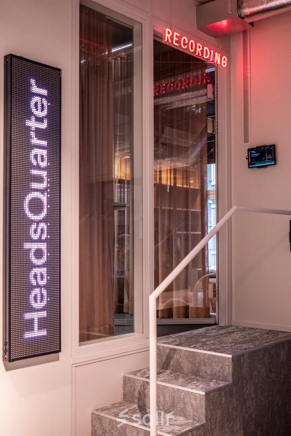 Office entrance at Uraniastrasse 31, Zürich Center with illuminated signs. A modern space ideal for rent office space seekers.