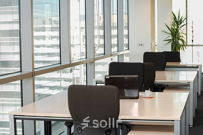 Espacio de trabajo moderno y amueblado en Carrer de Llull 321, Barcelona, ideal para alquilar una oficina con vistas panorámicas y luz natural.