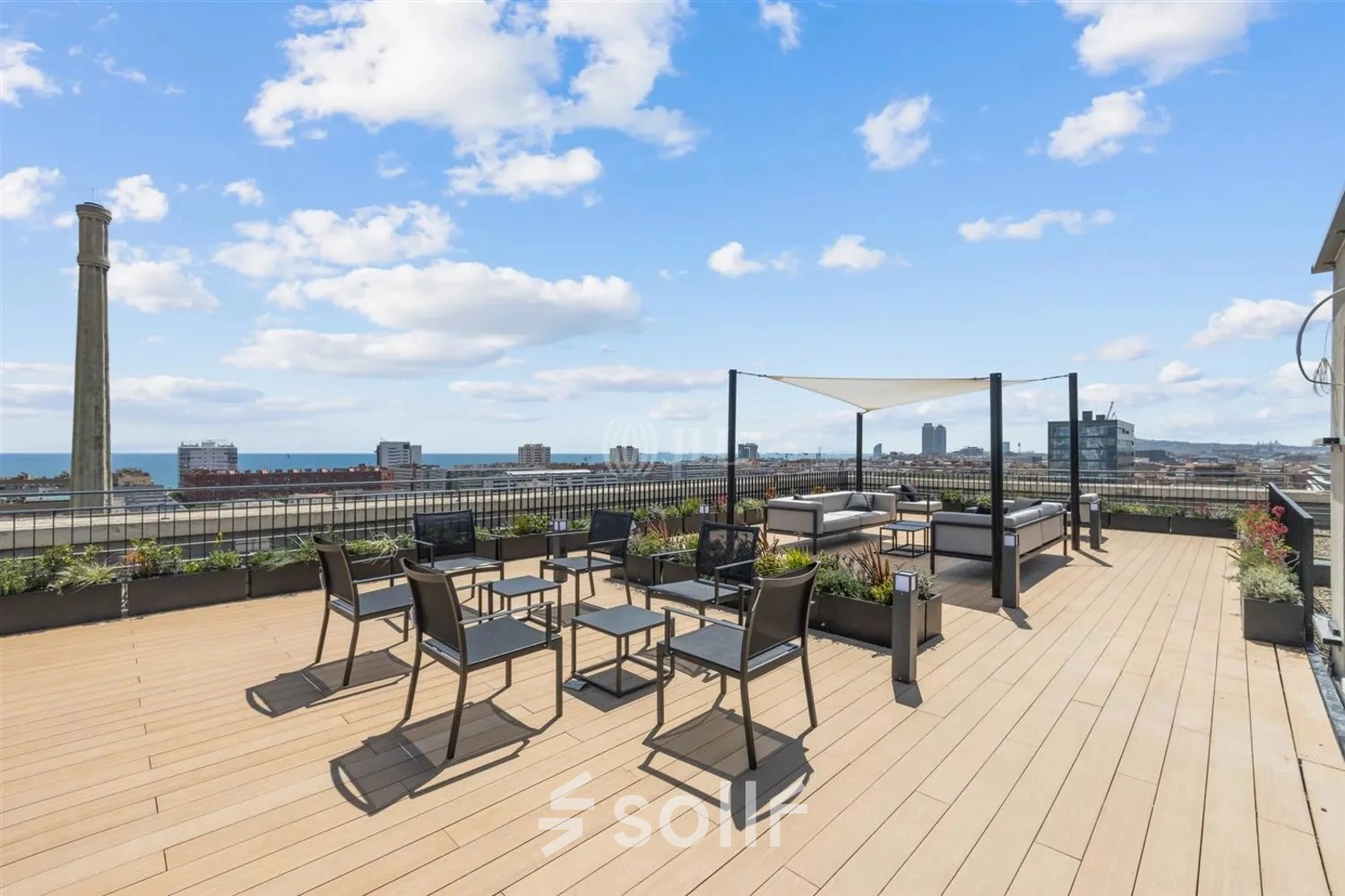 Terraza amplia en Carrer de Llull 321, Barcelona @22, ideal para momentos de descanso tras alquilar una oficina con vistas panorámicas al skyline de la ciudad.