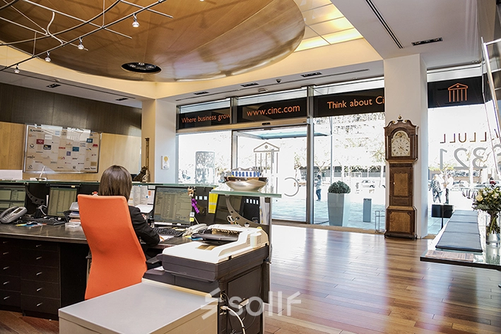 Moderna recepción en Carrer de Llull 321, Barcelona @22, ideal para alquilar oficinas, destacando la amplitud y luz natural.