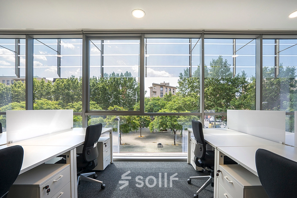 Espacio de alquiler de oficinas en Carrer de Llull 321, Barcelona @22, con amplias ventanas que ofrecen vista a la ciudad y mobiliario moderno.