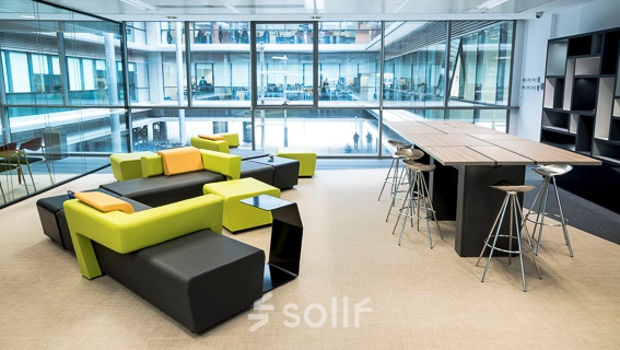 Moderno espacio de trabajo amueblado en alquiler en Carrer de Llull 321, Barcelona @22, con cómodos sofás y mesas altas para reuniones informales.