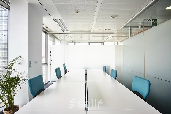 Moderna oficina en Carrer de Llull 321, Barcelona, ideal para el alquiler de oficinas con espacios de trabajo luminosos y compartidos.