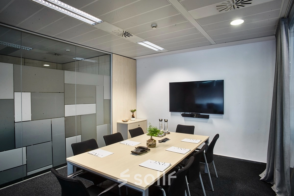 Moderna sala de reuniones amueblada en una oficina de alquiler en Carrer de Llull 321, Barcelona @22, equipada con mesa de conferencia y sillas, ideal para alquilar una oficina profesional.