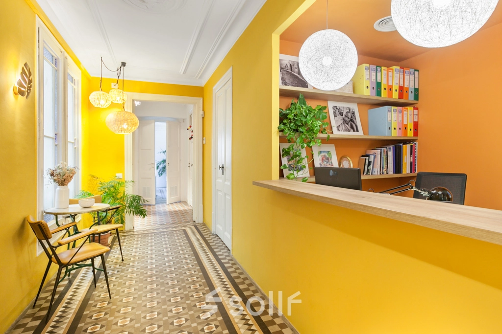 Espacio luminoso para alquiler de oficinas en Rambla de Catalunya 125, Barcelona Eixample, con mostrador de recepción y decoración acogedora.