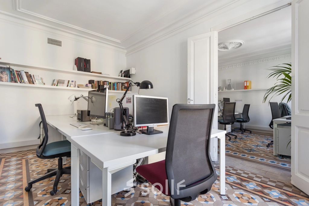 Espacio luminoso y equipado para alquilar una oficina en Rambla de Catalunya 125, Barcelona Eixample, con modernas estaciones de trabajo.