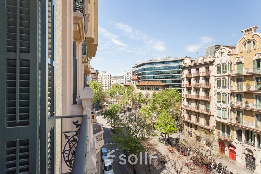 Vista desde las ventanas de una oficina en alquiler en Rambla de Catalunya 125, Eixample, Barcelona, con árboles y edificios alrededor.