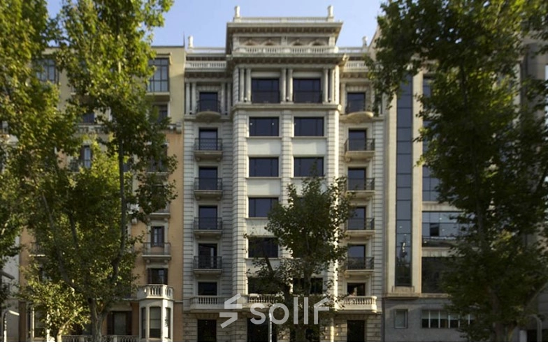 Edificio de oficinas para alquilar en Avinguda Diagonal 458, Barcelona Gràcia, con una fachada clásica y árboles al frente.