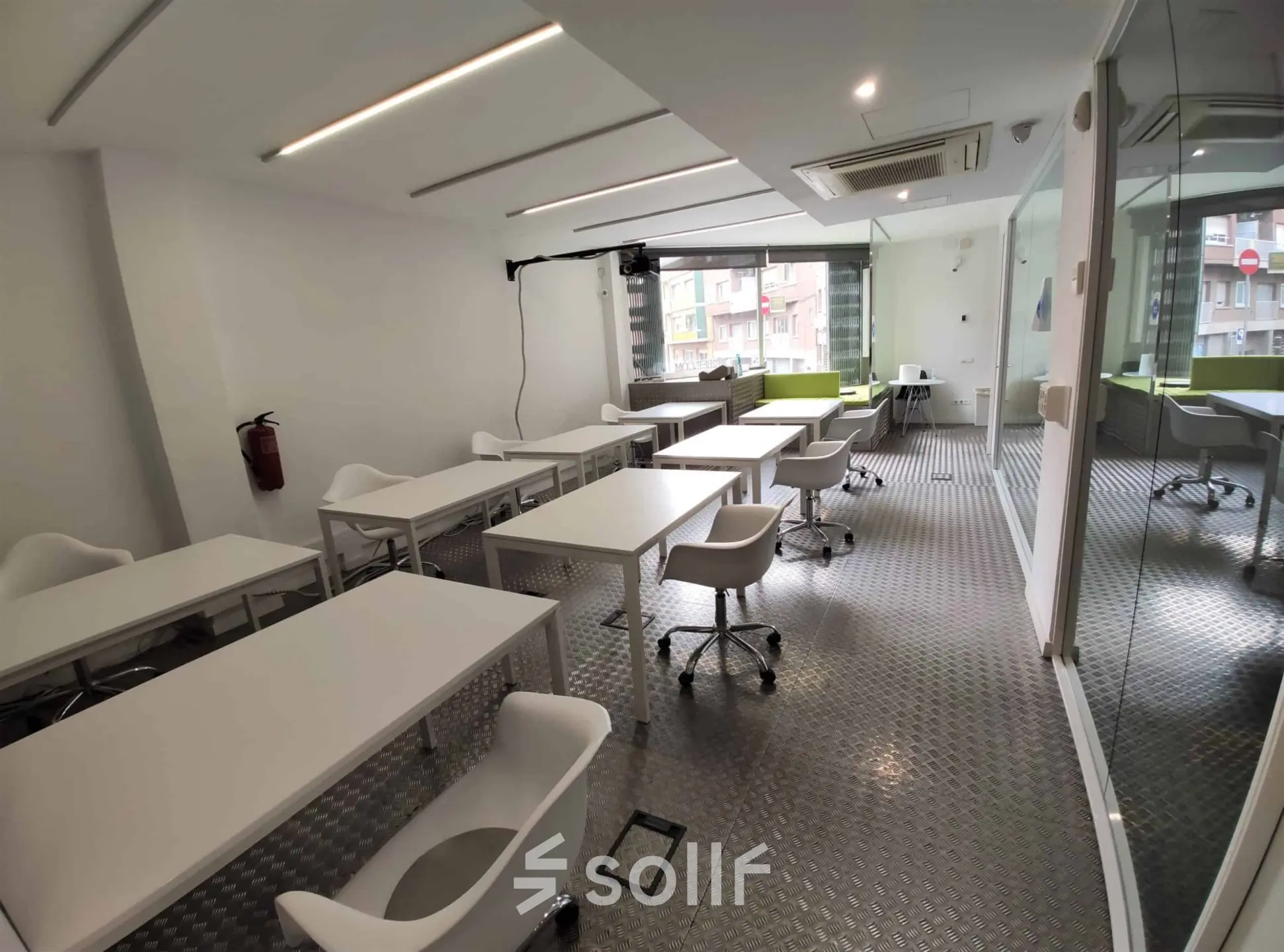 Espacio de oficina en Carrer Albigesos 25-27, Barcelona Gràcia, ideal para alquilar una oficina, con mobiliario moderno, amplias ventanas y mesas de trabajo organizadas en fila.