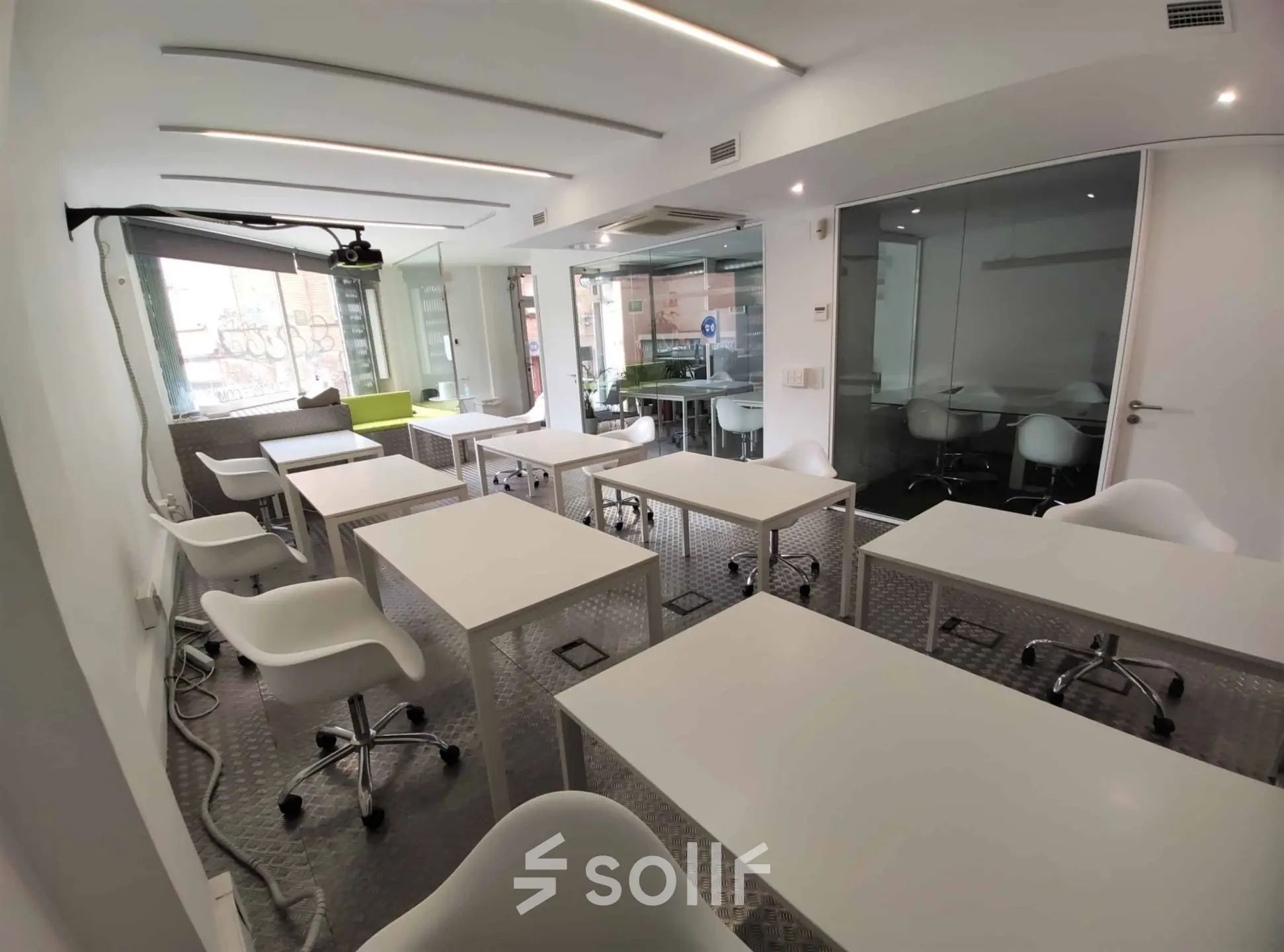 Espacio de oficinas en Carrer Albigesos 25-27 en Barcelona Gràcia, configurado con mesas modernas y sillas, ideal para quienes buscan alquiler de oficinas.