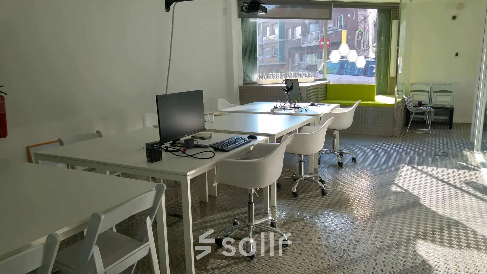 Espacio de oficina en alquiler en Carrer Albigesos 25-27, Barcelona Gràcia, con mesas y sillas modernas bajo luz natural.