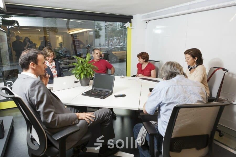 Espacio de alquiler de oficinas en Carrer de L'Escorial 180, Barcelona Gràcia, iluminado y equipado, con personas en reunión de trabajo