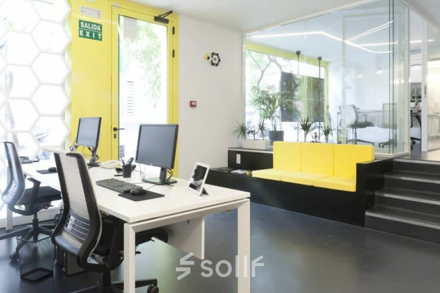 Espaciosa oficina para alquilar en Carrer de L'Escorial 180, Barcelona Gràcia, con mobiliario moderno y zona de trabajo luminosa.